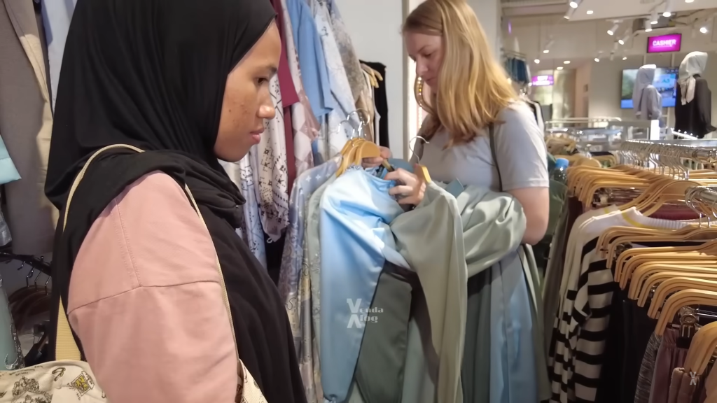 Contoh 100 Kosakata di Toko Baju dalam Bahasa Inggris dan Artinya